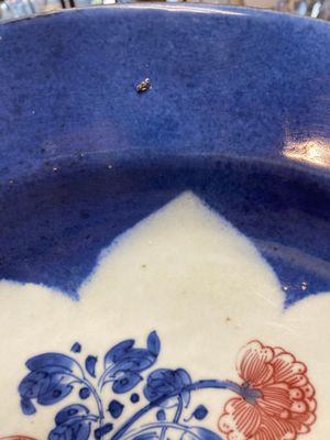 Drie grote Chinese poederblauwe en koperrode schotels met floraal decor, Kangxi — foto 8