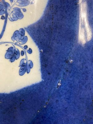 Drie grote Chinese poederblauwe en koperrode schotels met floraal decor, Kangxi — foto 9
