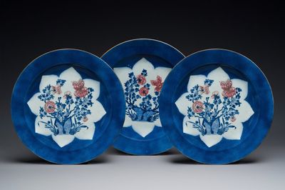 Drie grote Chinese poederblauwe en koperrode schotels met floraal decor, Kangxi