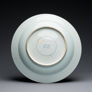 Drie grote Chinese poederblauwe en koperrode schotels met floraal decor, Kangxi — foto 3