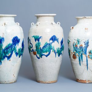 Drie grote Chinese polychrome martavanen met opgelegd decor, Qing — foto 3