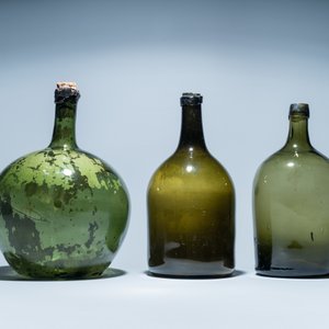 Drie grote groene glazen flessen, 18e eeuw — foto 4