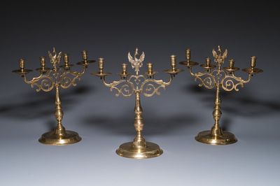 Drie grote Poolse of Pruisische bronzen 'sabbat' kandelaars met dubbele adelaars, 17e eeuw