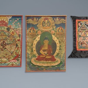 Drie grote thangkas met diverse decors, Tibet of Nepal, 19/20e eeuw — foto 1