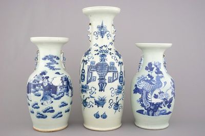Drie grote vazen in Chinees porselein met celadon fond: één met voorwerpen van een geleerde, één met een onsterfelijke en één met een pauw, 19e-20e ee