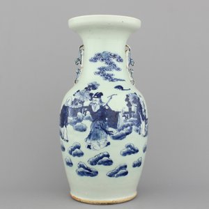Drie grote vazen in Chinees porselein met celadon fond: één met voorwerpen van een geleerde, één met een onsterfelijke en één met een pauw, 19e-20e ee — foto 3