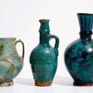 Drie islamitische turquoise geglazuurde kruiken, w.o. Raqqa en Iran, 14e eeuw en later — foto 2