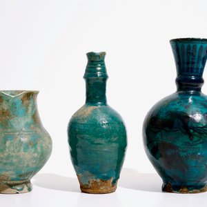 Drie islamitische turquoise geglazuurde kruiken, w.o. Raqqa en Iran, 14e eeuw en later — foto 3