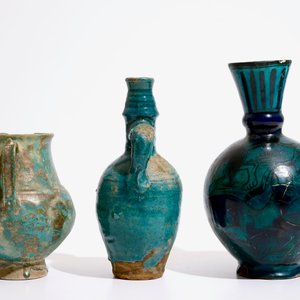 Drie islamitische turquoise geglazuurde kruiken, w.o. Raqqa en Iran, 14e eeuw en later — foto 5