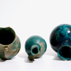 Drie islamitische turquoise geglazuurde kruiken, w.o. Raqqa en Iran, 14e eeuw en later — foto 7