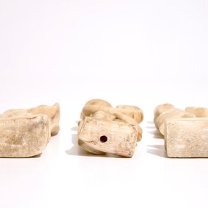 Drie Italiaanse albasten figuren, 18e eeuw — foto 7