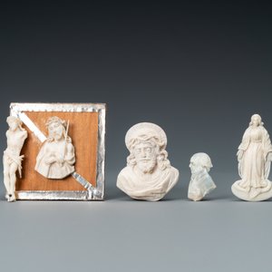 Drie ivoren Christussen, een Madonna en een parelmoeren profielbuste, 18/19e eeuw — foto 2