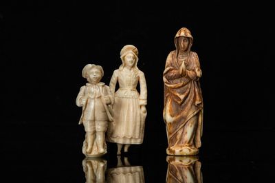 Drie ivoren figuren van een Madonna, een visverkoopster en een jonge knaap, o.a. Dieppe, Frankrijk, 18/19e eeuw