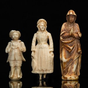 Drie ivoren figuren van een Madonna, een visverkoopster en een jonge knaap, o.a. Dieppe, Frankrijk, 18/19e eeuw — foto 2