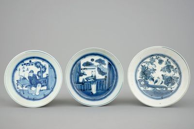 Drie Japanse blauw-witte Arita borden, 17/18e eeuw