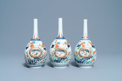 Drie Japanse flesvormige Imari vazen met reliëfdecor, Edo, 17/18e eeuw
