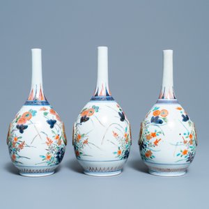 Drie Japanse flesvormige Imari vazen met reliëfdecor, Edo, 17/18e eeuw — foto 2