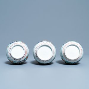 Drie Japanse flesvormige Imari vazen met reliëfdecor, Edo, 17/18e eeuw — foto 6