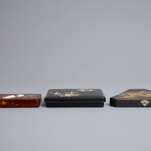 Drie Japanse lakwerk dekseldozen w.o. twee 'suzuribako' schrijfdozen, Meiji/Showa, 19/20e eeuw — foto 3