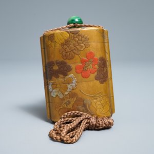 Drie Japanse lakwerk inro met netsuke en een dekseldoosje, Meiji, 19e eeuw — foto 12