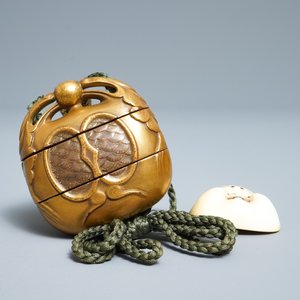 Drie Japanse lakwerk inro met netsuke en een dekseldoosje, Meiji, 19e eeuw — foto 16