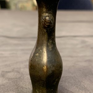 Drie kleine Chinese bronzen vazen, Song en Qing — foto 10