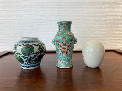 Drie kleine Chinese doucai en famille rose vazen, 19/20e eeuw — foto 2