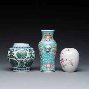 Drie kleine Chinese doucai en famille rose vazen, 19/20e eeuw — foto 3