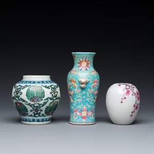 Drie kleine Chinese doucai en famille rose vazen, 19/20e eeuw — foto 5