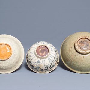 Drie monochrome en blauwwitte Chinese en Vietnamese kommen, Ming — foto 7