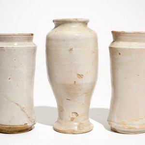 Drie monochroom witte majolica albarelli, Italië, 17/18e eeuw — foto 1