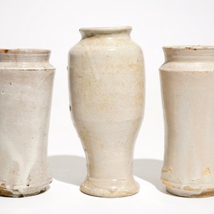 Drie monochroom witte majolica albarelli, Italië, 17/18e eeuw — foto 2