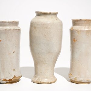 Drie monochroom witte majolica albarelli, Italië, 17/18e eeuw — foto 4