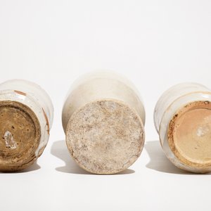 Drie monochroom witte majolica albarelli, Italië, 17/18e eeuw — foto 6