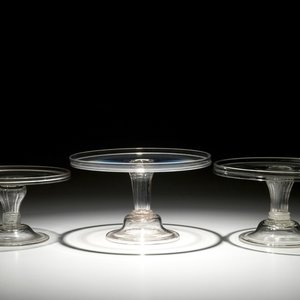 Drie oplopende Engelse glazen tazza op hoge voet, 19e eeuw — foto 1