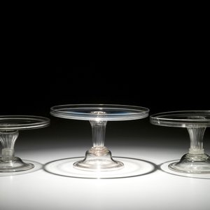 Drie oplopende Engelse glazen tazza op hoge voet, 19e eeuw — foto 3