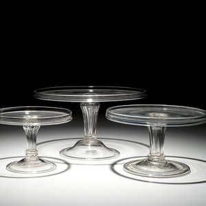 Drie oplopende Engelse glazen tazza op hoge voet, 19e eeuw — foto 1