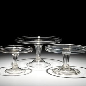 Drie oplopende Engelse glazen tazza op hoge voet, 19e eeuw — foto 2