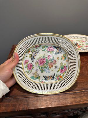 Drie ovale opengewerkte Chinese Canton famille rose schotels met bloemen, vlinders en waterdieren, 19e eeuw — foto 14