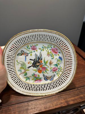 Drie ovale opengewerkte Chinese Canton famille rose schotels met bloemen, vlinders en waterdieren, 19e eeuw — foto 23