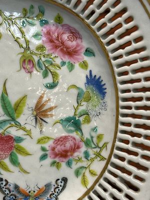 Drie ovale opengewerkte Chinese Canton famille rose schotels met bloemen, vlinders en waterdieren, 19e eeuw — foto 24