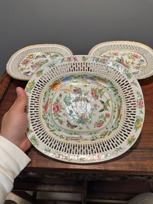 Drie ovale opengewerkte Chinese Canton famille rose schotels met bloemen, vlinders en waterdieren, 19e eeuw — foto 3