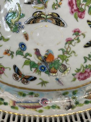 Drie ovale opengewerkte Chinese Canton famille rose schotels met bloemen, vlinders en waterdieren, 19e eeuw — foto 5
