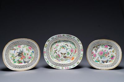 Drie ovale opengewerkte Chinese Canton famille rose schotels met bloemen, vlinders en waterdieren, 19e eeuw