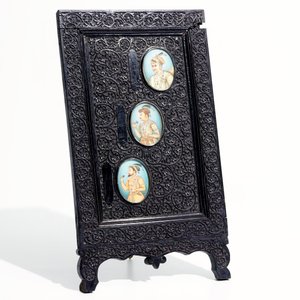 Drie Perzische miniaturen op ivoor in fraaie houten lijst, mog. Qajar, Iran, 19e eeuw — foto 2