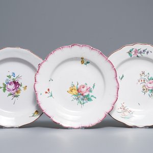 Drie polychrome borden in Doorniks aardewerk met florale decors, 18e eeuw — foto 1