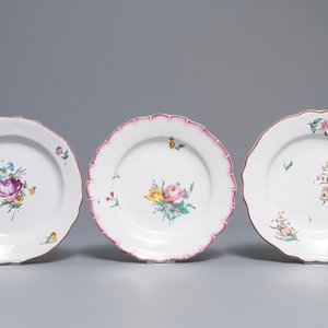 Drie polychrome borden in Doorniks aardewerk met florale decors, 18e eeuw — foto 2