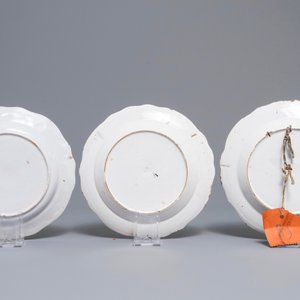 Drie polychrome borden in Doorniks aardewerk met florale decors, 18e eeuw — foto 3