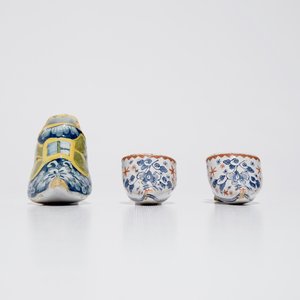 Drie polychrome Delftse schoentjes, 18e eeuw — foto 3