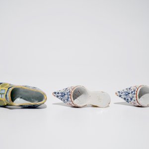 Drie polychrome Delftse schoentjes, 18e eeuw — foto 6